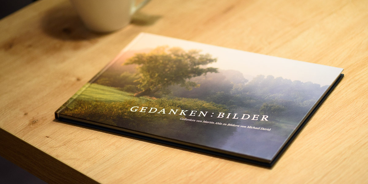 Buchtitel »GEDANKEN:BILDER« auf einem Tisch