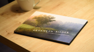 Buchtitel »GEDANKEN:BILDER« auf einem Tisch