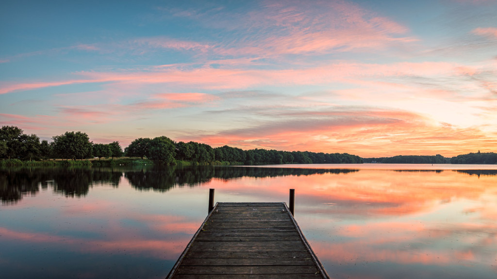 Steg am Halterner Stausee in der Morgendämmerung