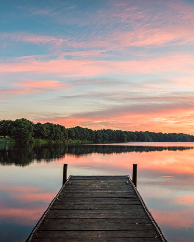 Steg am Halterner Stausee in der Morgendämmerung
