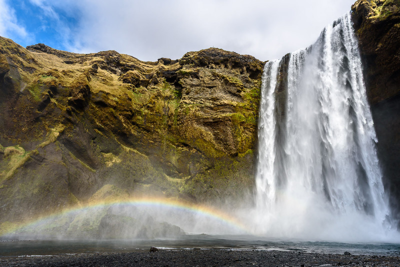 Skógafoss-Wasserfall auf Island mit Regenbogen
